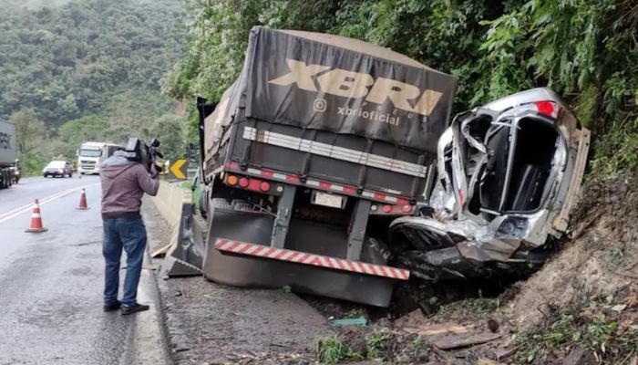 Carro fica prensado entre caminhão e barranco na Serra da Esperança, na BR 277